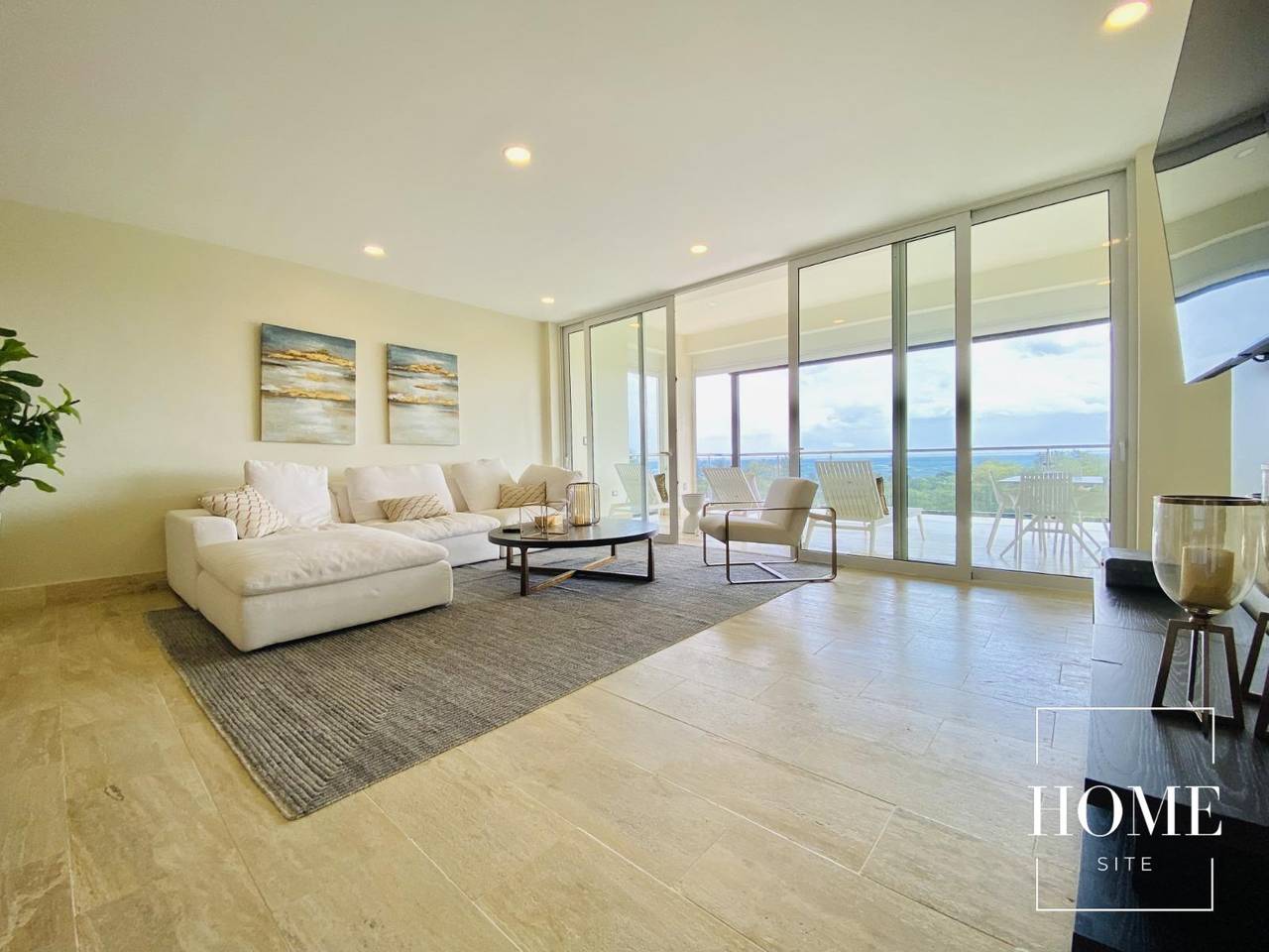 Lujoso y Exclusivo Penthouse Frente al Mar con 4 Habitaciones y Terraza Privada de Venta en lo Mejor de Playa Dorada!