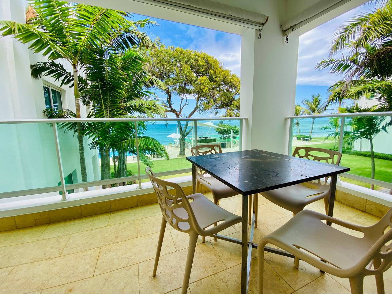 Apartamento de 3 Habitaciones con Vista al Mar de Venta frente a Playa Semi-Privada de Sosúa!