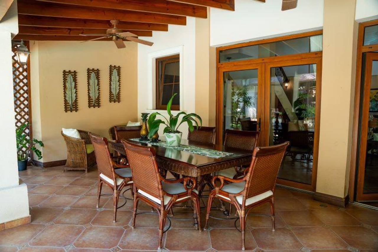 Majestuosa y Exclusiva Casa de 4 Habitaciones y Amplio Patio con Piscina de Venta en Quintas de Pontezuela!