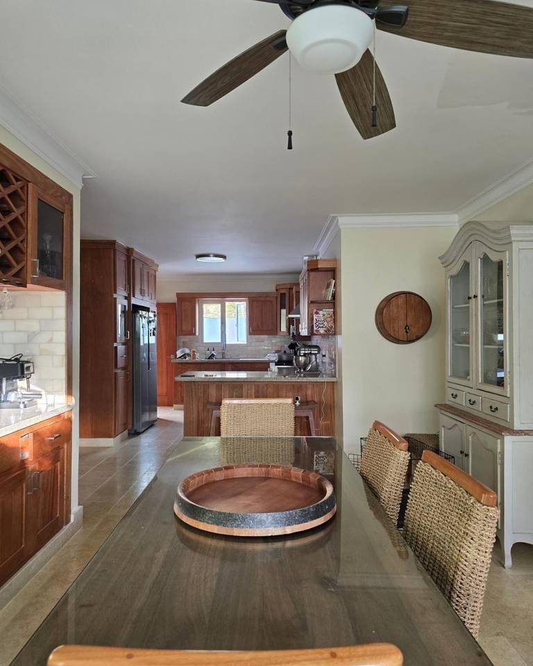 Amplia y Elegante Casa de 2 Niveles con 4 Habitaciones y Terminaciones en Mármol de Venta en Villa María!