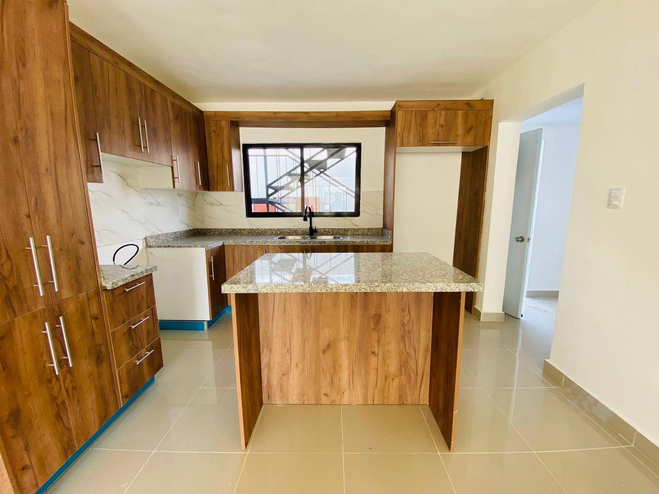Apartamento en 3er Nivel con 3 Habitaciones, Piscina, Gazebo y Juegos Infantiles de Venta en los Llanos de Gurabo!