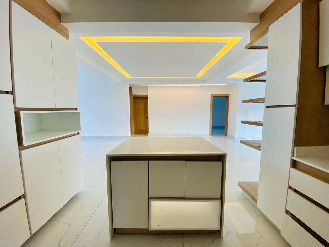 Moderna Casa con 4 Habitaciones y Patio con Terraza de Venta en Urbanización Privada de los Llanos de Gurabo!
