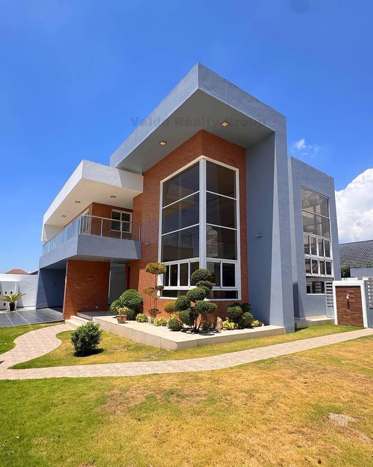 Majestuosa Casa de Lujo con 4 Habitaciones y Piscina de Venta en Residencial Cerrado de los Llanos de Gurabo!