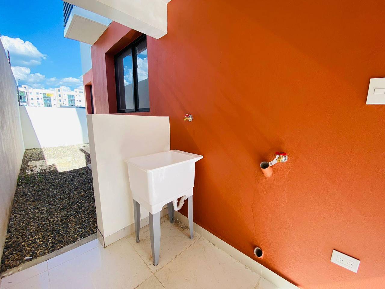 Prácticos y Funcionales Apartamentos de 3 Habitaciones de Venta en el Embrujo 3ero!