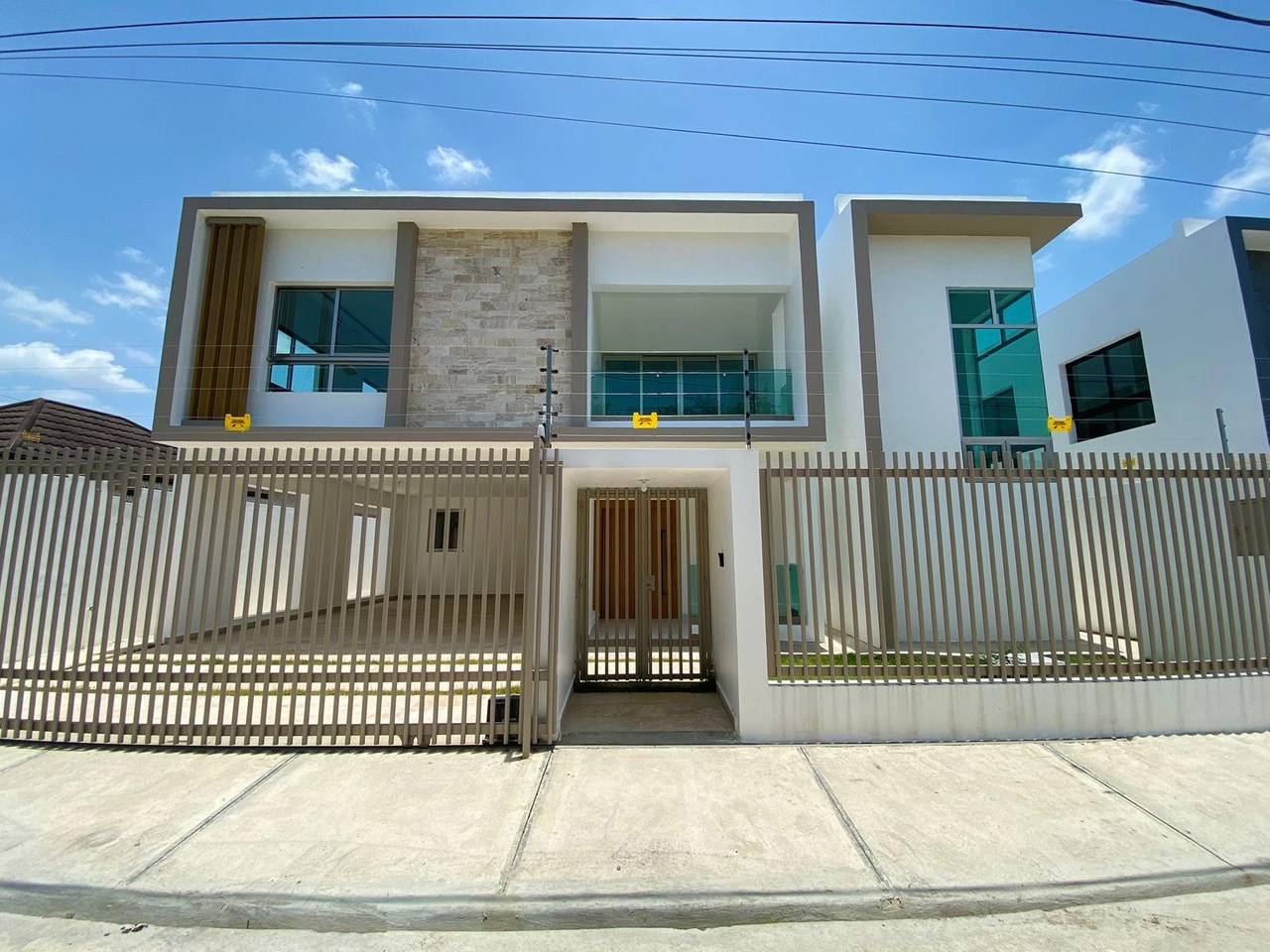 Moderna Casa con Habitación en Planta Baja y 2 Cocinas con Línea Blanca Incluida de Venta en Villa María!