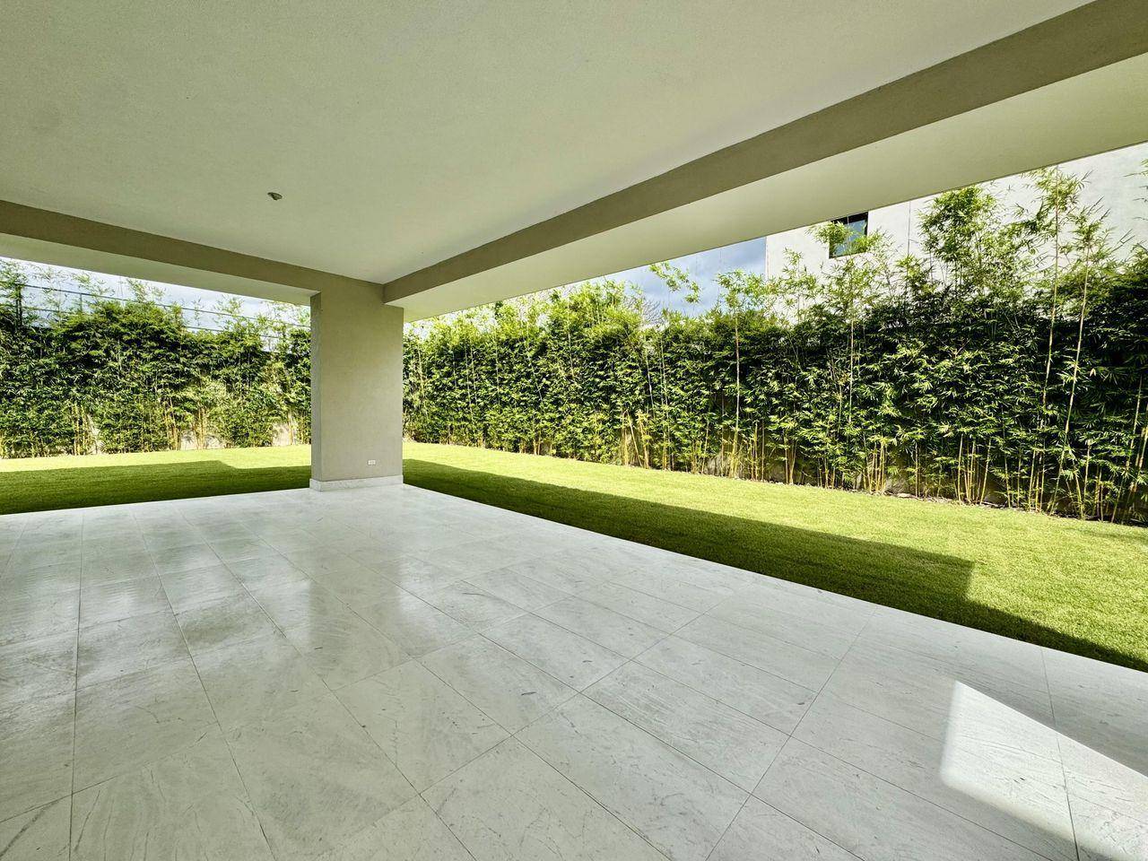 Moderna Casa de Lujo con 4 Habitaciones y un Inmenso Patio Verde de Venta en Las Carmelitas!