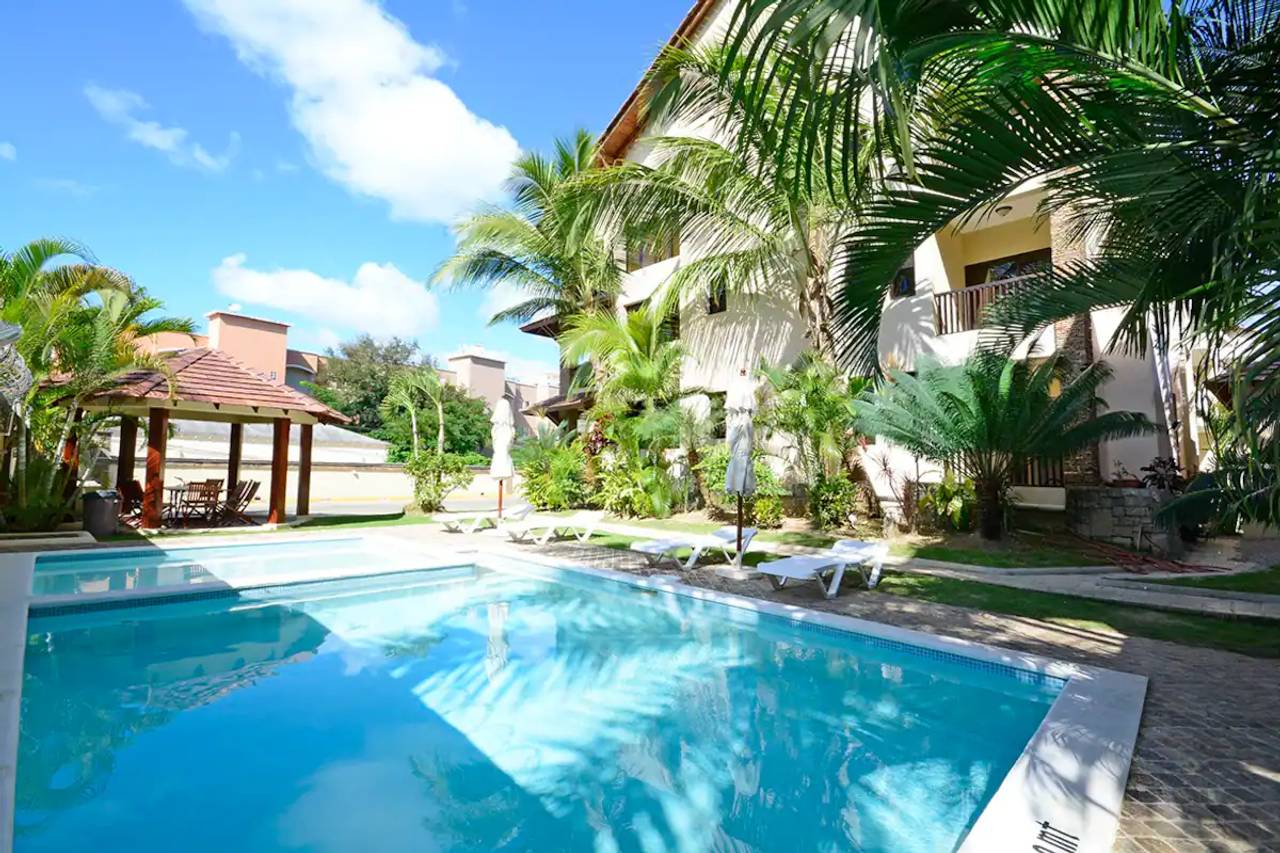 Amplio y Fresco Apartamento de Venta en Condominio con Piscina en Techo frente a Playa Las Ballenas!