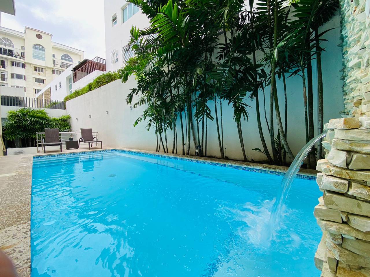Elegante y Moderno Apartamento con 3 Habitaciones, Piscina Climatizada y Gimnasio Equipado de Venta en La Esmeralda!