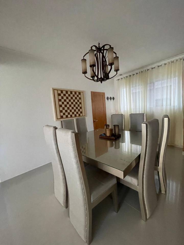 Apartamento en 2do Nivel con 3 Habitaciones y 2 Parqueos de Venta en Embrujo 3ero!