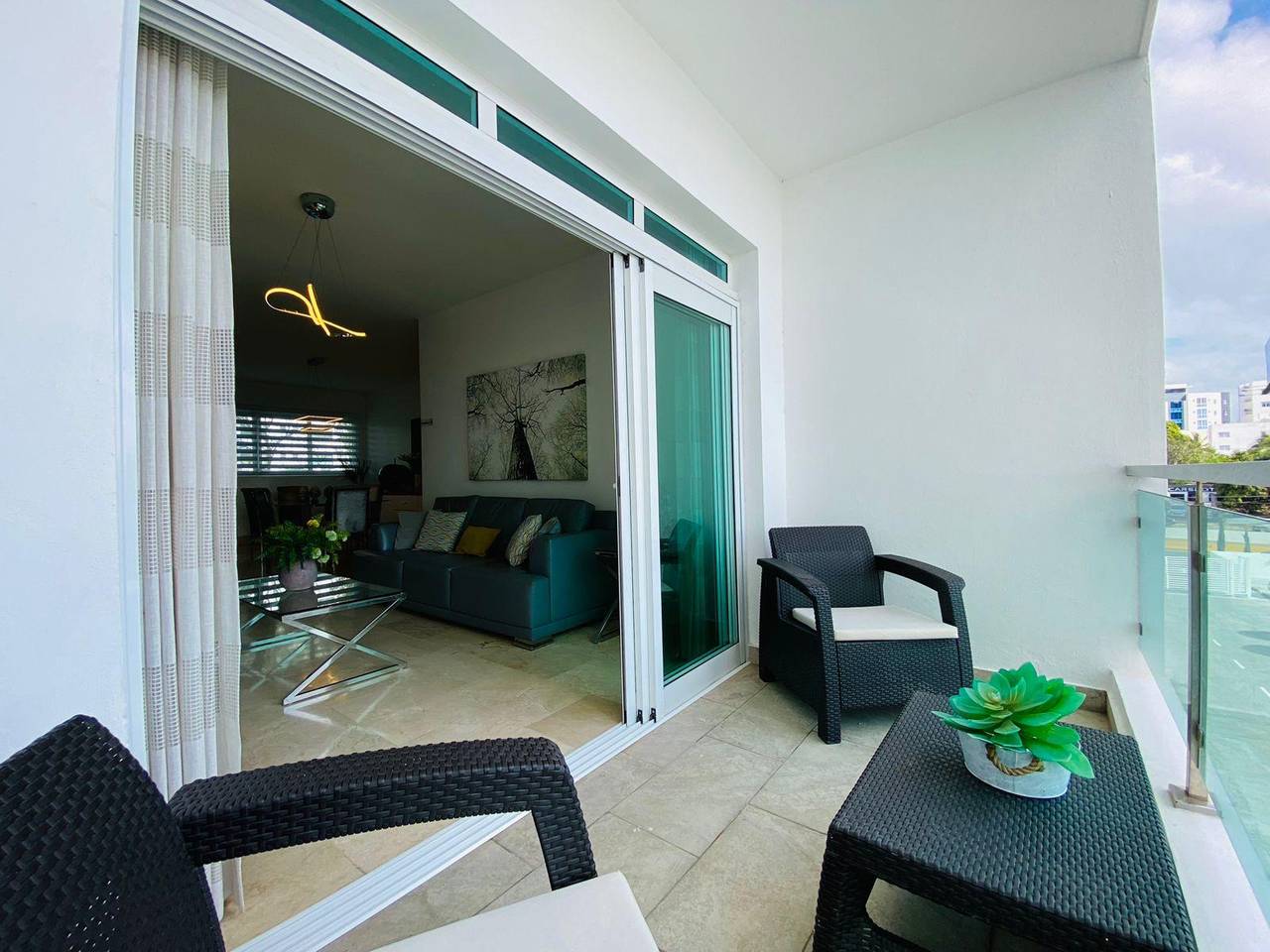 Apartamento Completamente Amueblado con 3 Habitaciones, 2 Parqueos y Piscina de Venta en Rincón Largo!