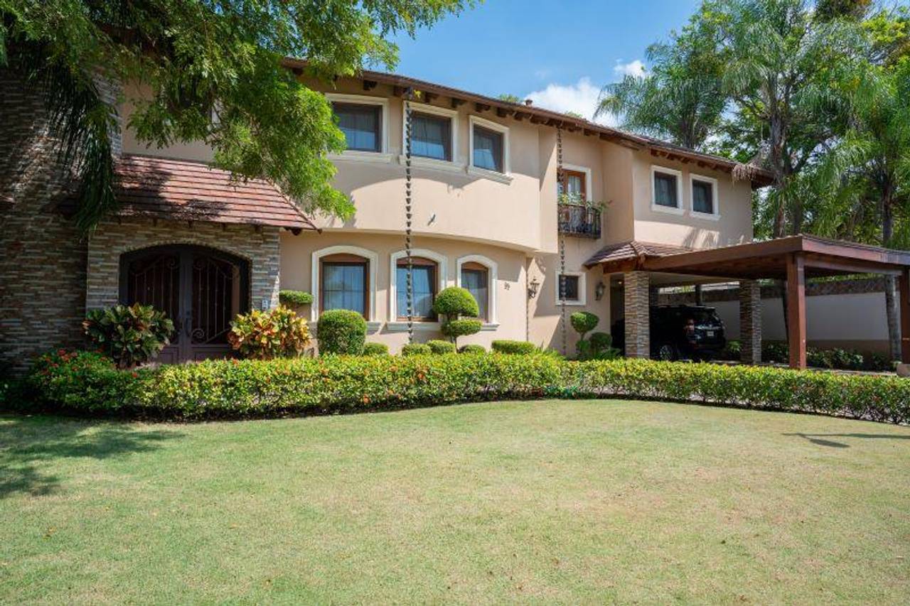 Majestuosa y Exclusiva Casa de 4 Habitaciones y Amplio Patio con Piscina de Venta en Quintas de Pontezuela!