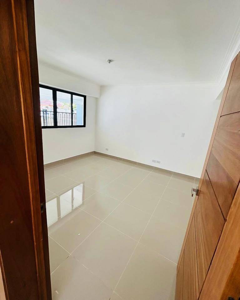 Apartamento Primer Nivel con Patio, 2 Habitaciones y 2 Parqueos de Venta en la Urb. Jardines del Sur, Av. Hispanoamericana!