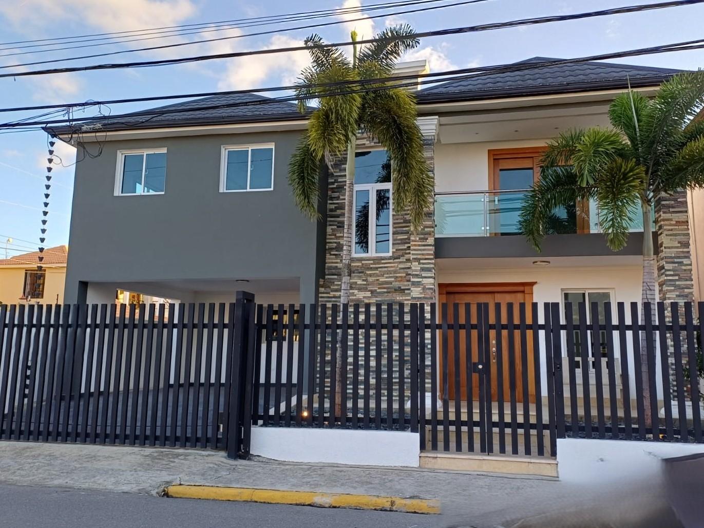 Amplia y Elegante Casa de 2 Niveles con 4 Habitaciones y Terminaciones en Mármol de Venta en Villa María!