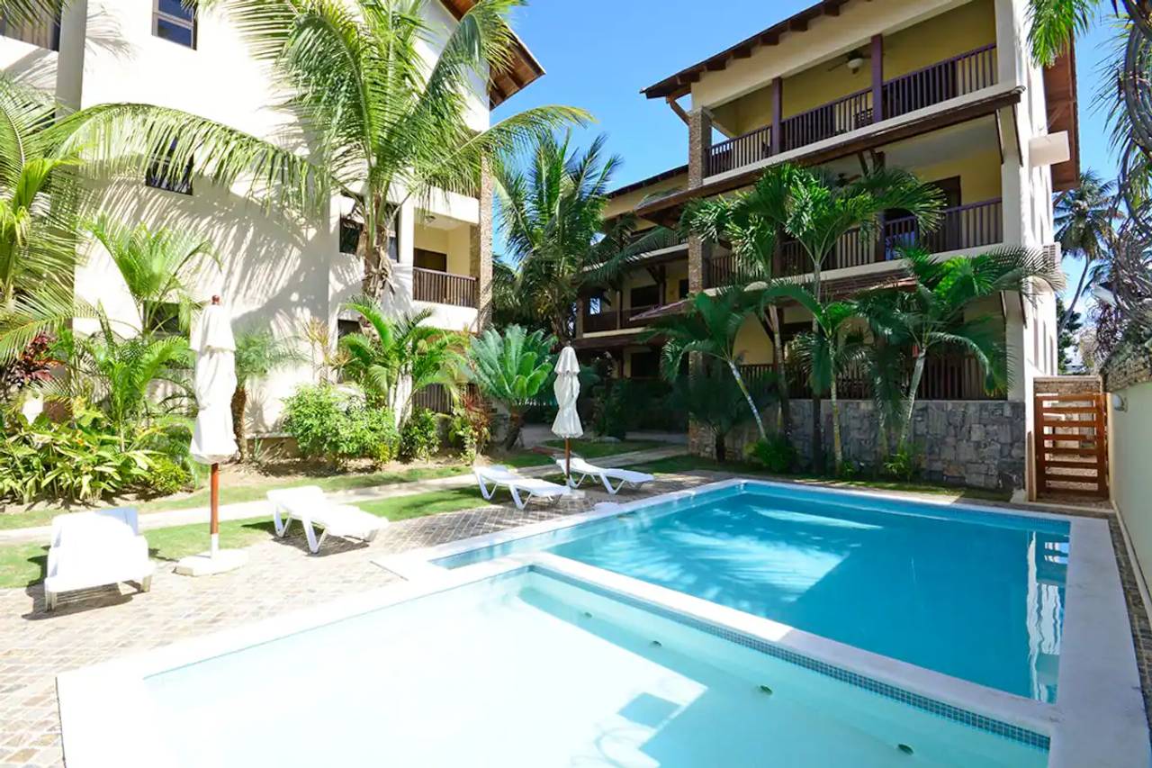 Amplio y Fresco Apartamento de Venta en Condominio con Piscina en Techo frente a Playa Las Ballenas!