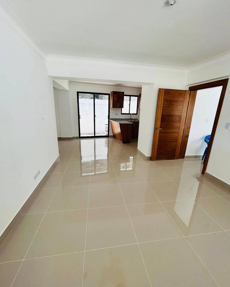 Apartamento Primer Nivel con Patio, 2 Habitaciones y 2 Parqueos de Venta en la Urb. Jardines del Sur, Av. Hispanoamericana!