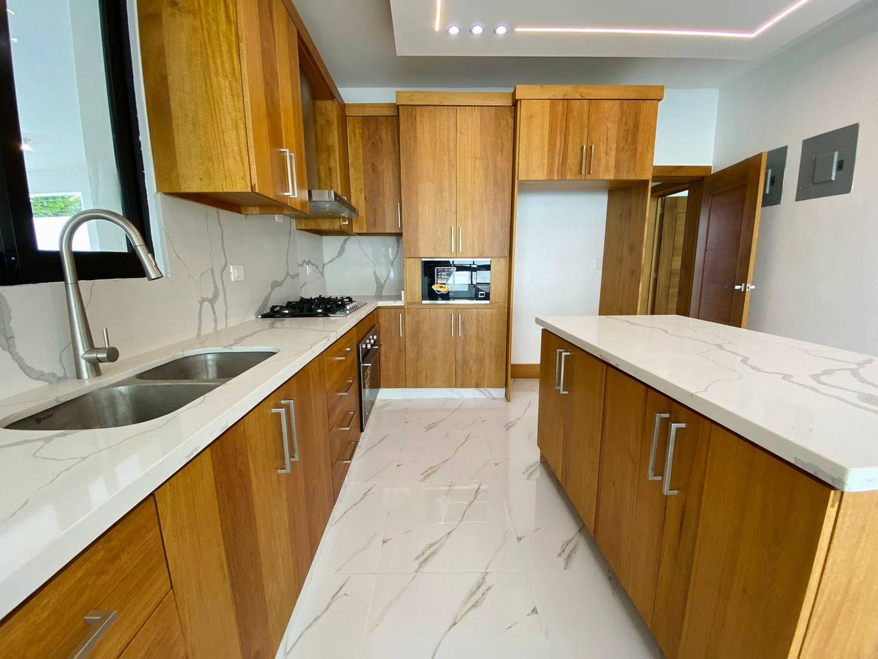 Moderna Casa con Habitación en Planta Baja y 2 Cocinas con Línea Blanca Incluida de Venta en Villa María!