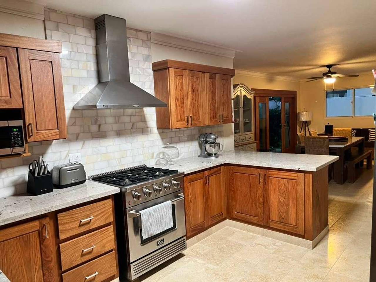 Amplia y Elegante Casa de 2 Niveles con 4 Habitaciones y Terminaciones en Mármol de Venta en Villa María!
