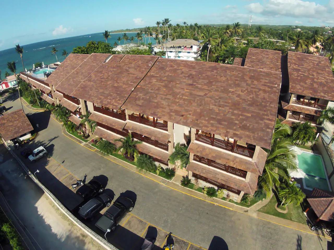 Amplio y Fresco Apartamento de Venta en Condominio con Piscina en Techo frente a Playa Las Ballenas!