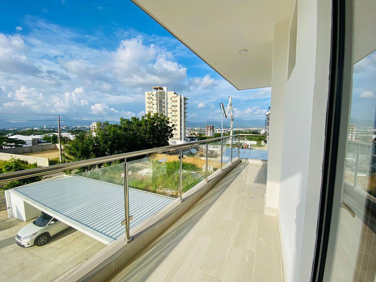 Amplios y Elegantes Apartamentos de 3 Habitaciones con Area Social Amueblada de Venta en la Urb. Thomen, Av. Hispanoamericana!