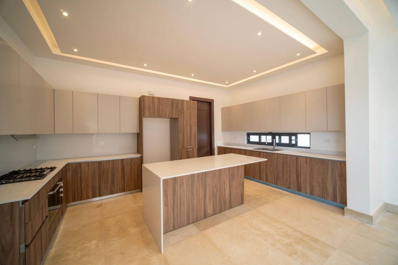 Hermosa Casa de 4 Habitaciones con Dormitorio en Planta Baja y un Amplio Patio de Venta en Las Carmelitas!