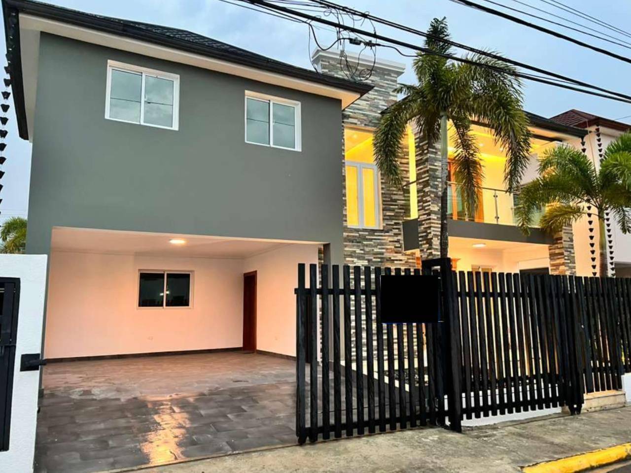 Amplia y Elegante Casa de 2 Niveles con 4 Habitaciones y Terminaciones en Mármol de Venta en Villa María!