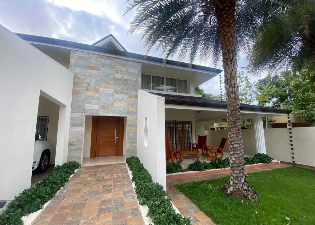 Grandiosa Casa de 4 Habitaciones con Amplio Patio y Terraza de Venta frente a las Quintas de Pontezuela!