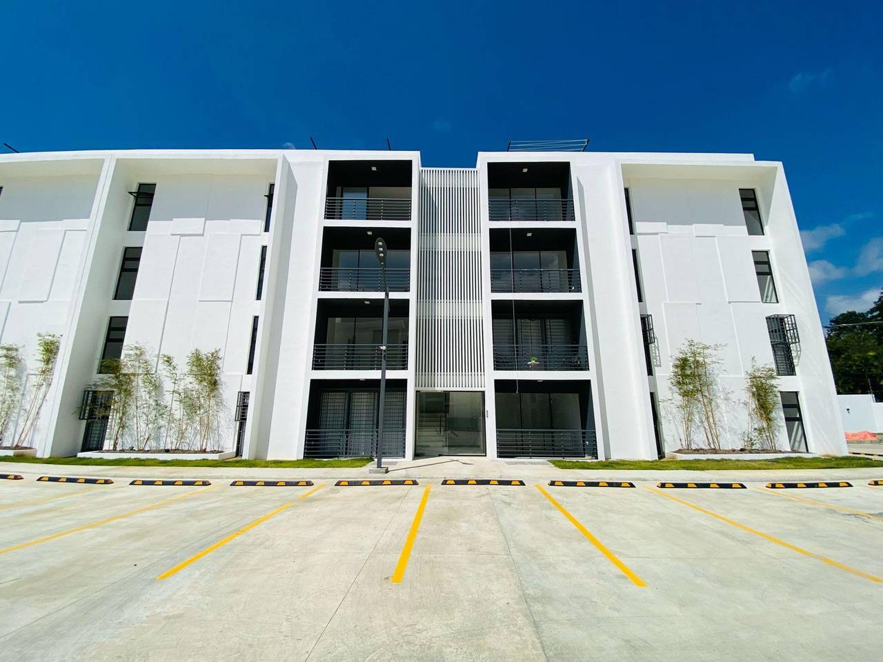 Moderno Apartamento de 3 Habitaciones con Piscina y 2 Parqueos de Venta en la Carretera Don Pedro!