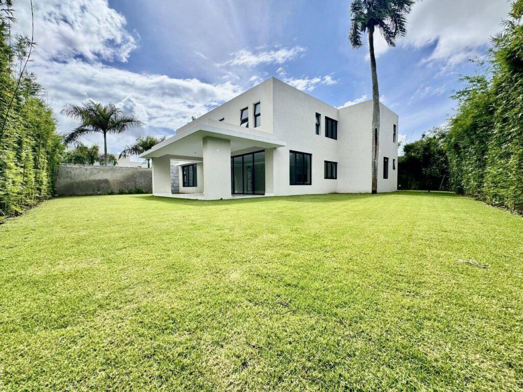 Moderna Casa de Lujo con 4 Habitaciones y un Inmenso Patio Verde de Venta en Las Carmelitas!