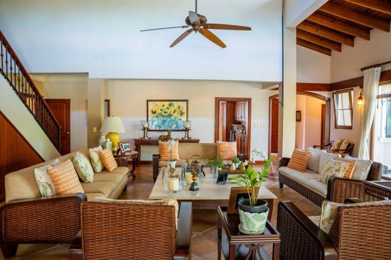 Majestuosa y Exclusiva Casa de 4 Habitaciones y Amplio Patio con Piscina de Venta en Quintas de Pontezuela!