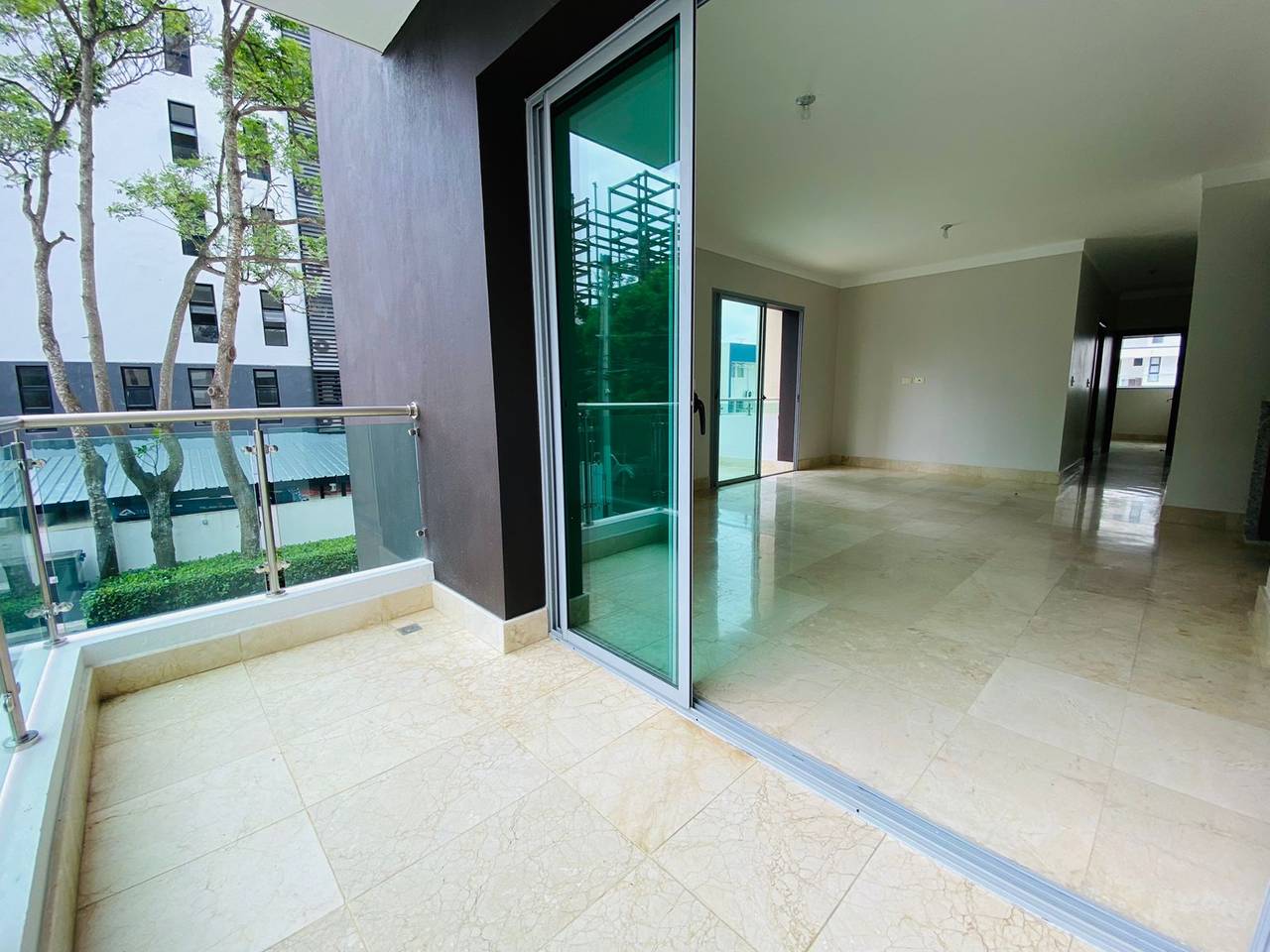 Elegante y Moderno Apartamento con 3 Habitaciones, Piscina Climatizada y Gimnasio Equipado de Venta en La Esmeralda!