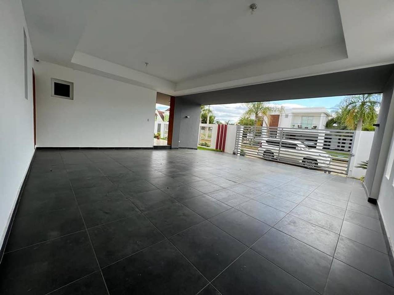 Majestuosa Casa de Lujo con 4 Habitaciones y Piscina de Venta en Residencial Cerrado de los Llanos de Gurabo!