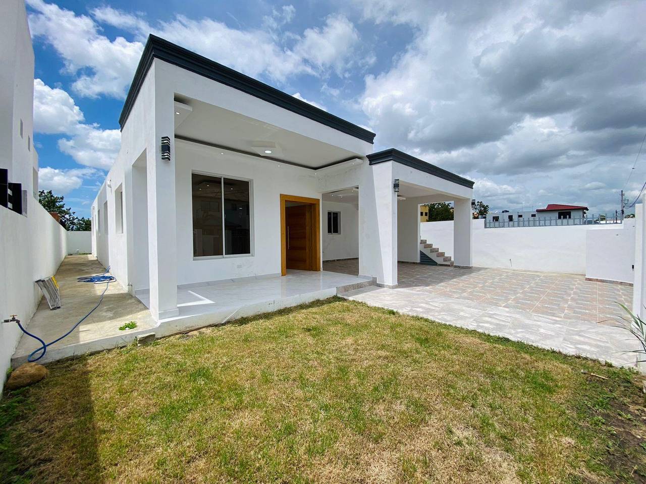 Fantástica Casa con 3 Habitaciones y Patio Trasero de Venta en Residencial Cerrado de los Llanos de Gurabo!
