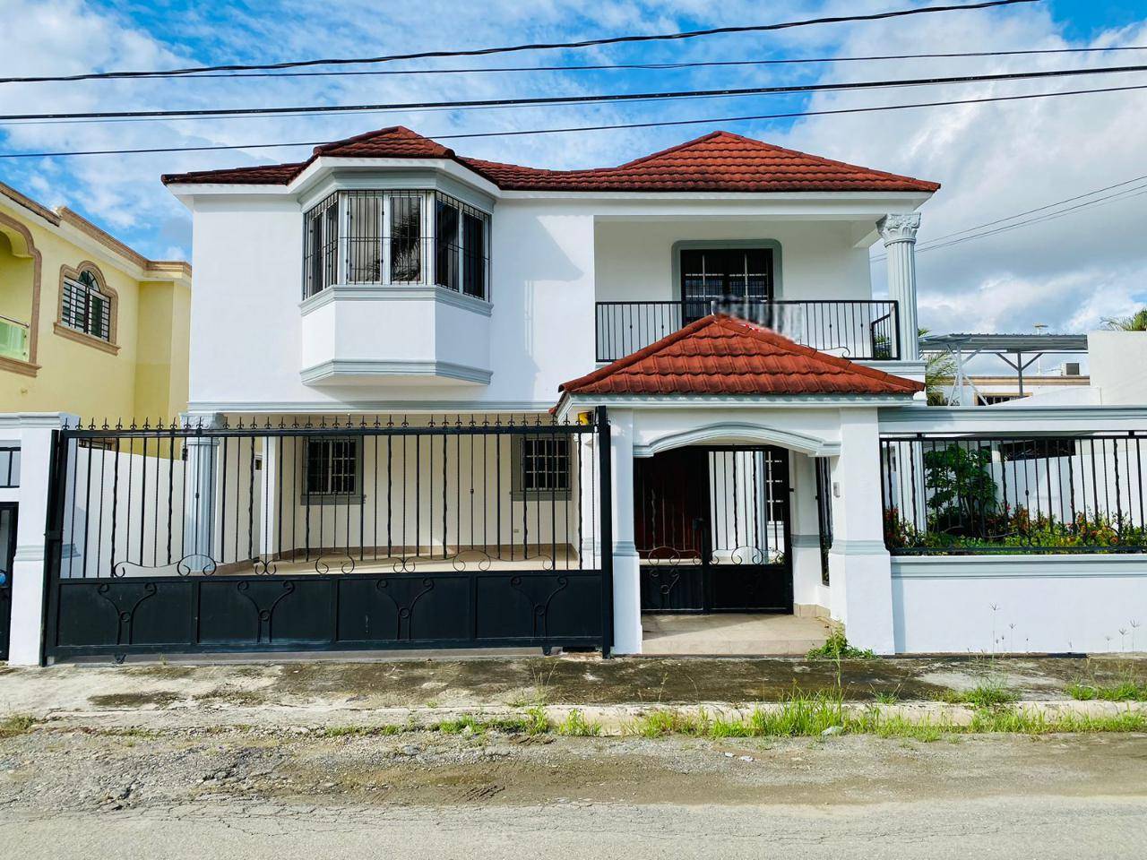 Fantástica Casa Atemporal de 3 Habitaciones y Terraza de Venta en Villa María!