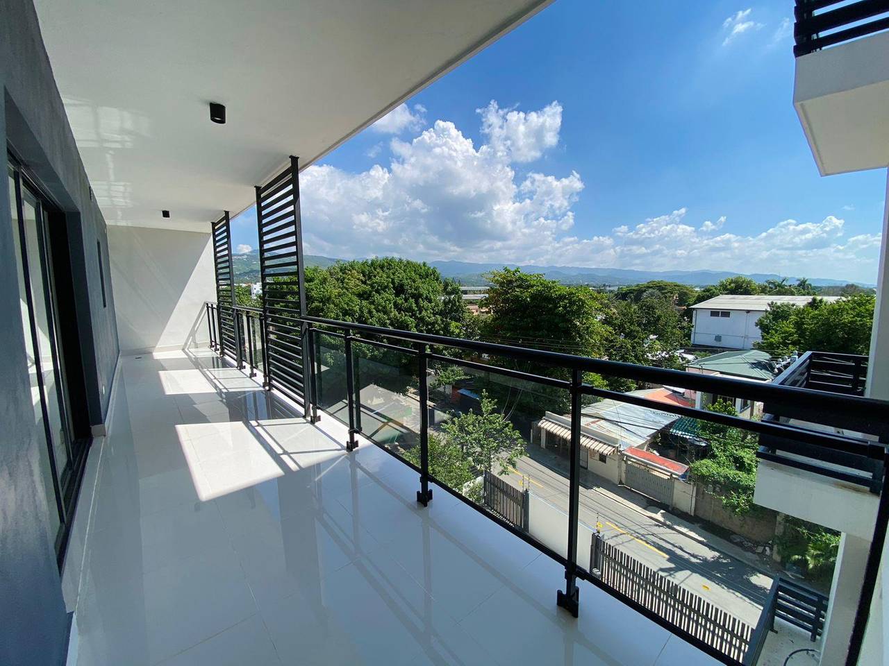 Modernos Apartamentos de 3 Habitaciones con Area Social Amueblada y Gimnasio Equipado de Venta en Los Llanos de Gurabo!