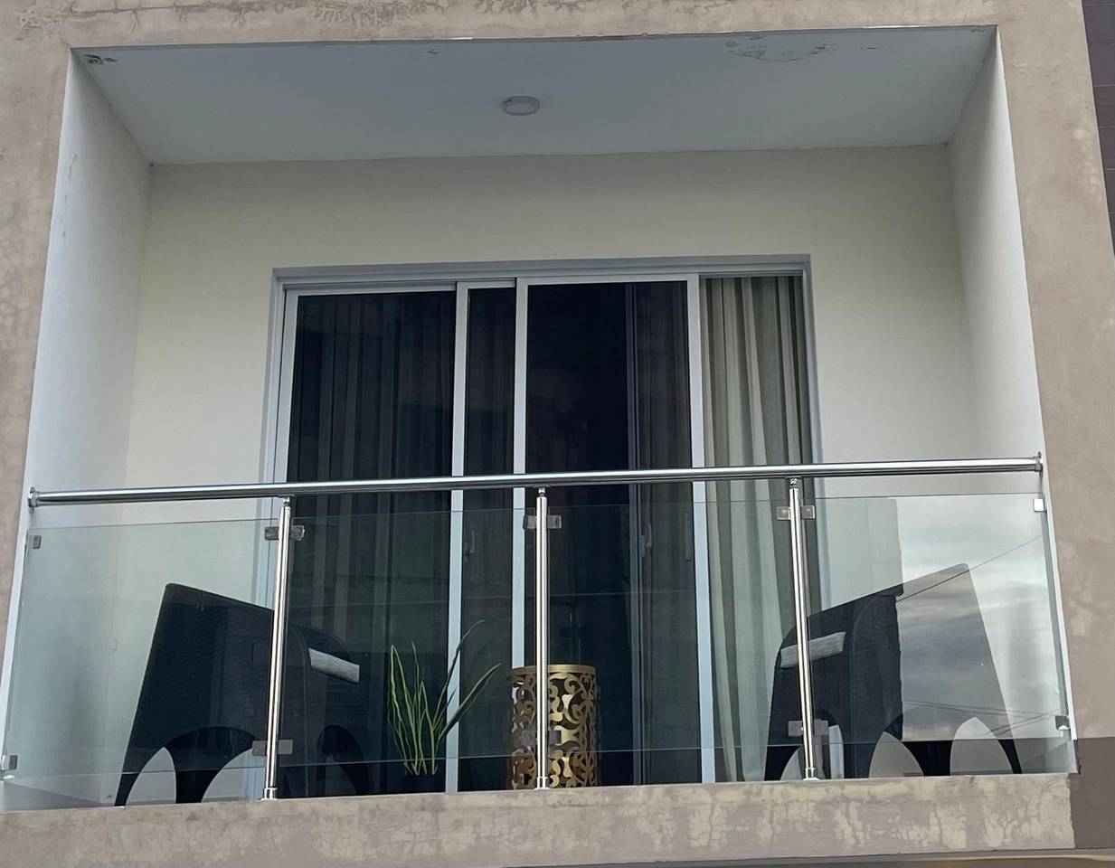 Apartamento en 2do Nivel con 3 Habitaciones y 2 Parqueos de Venta en Embrujo 3ero!