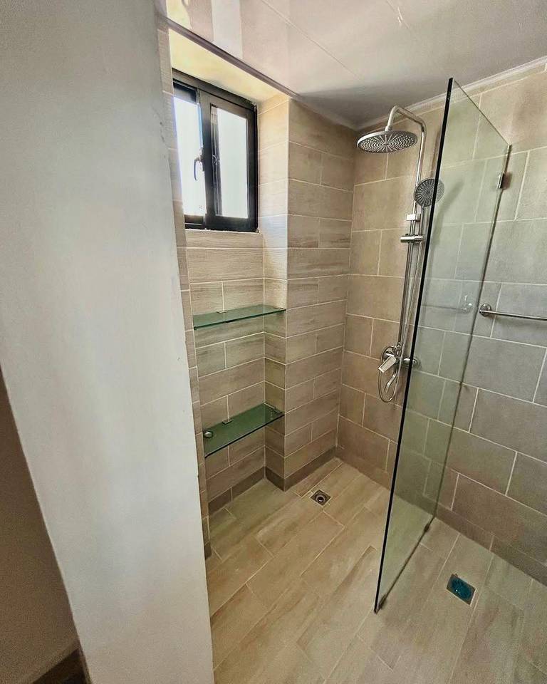 Penthouse a Estrenar con Terraza Privada, 3 Habitaciones y 2 Parqueos Techados de Venta en la Urb. Jardines del Sur, Av. Hispanoamericana!