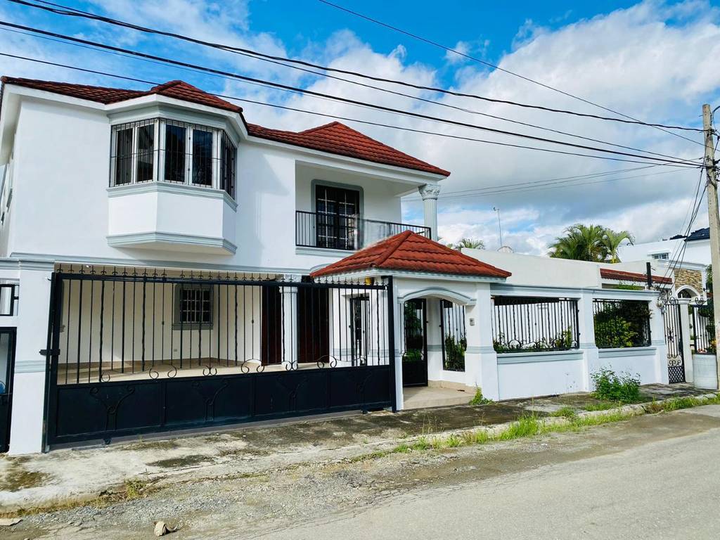 Fantástica Casa Atemporal de 3 Habitaciones y Terraza de Venta en Villa María!