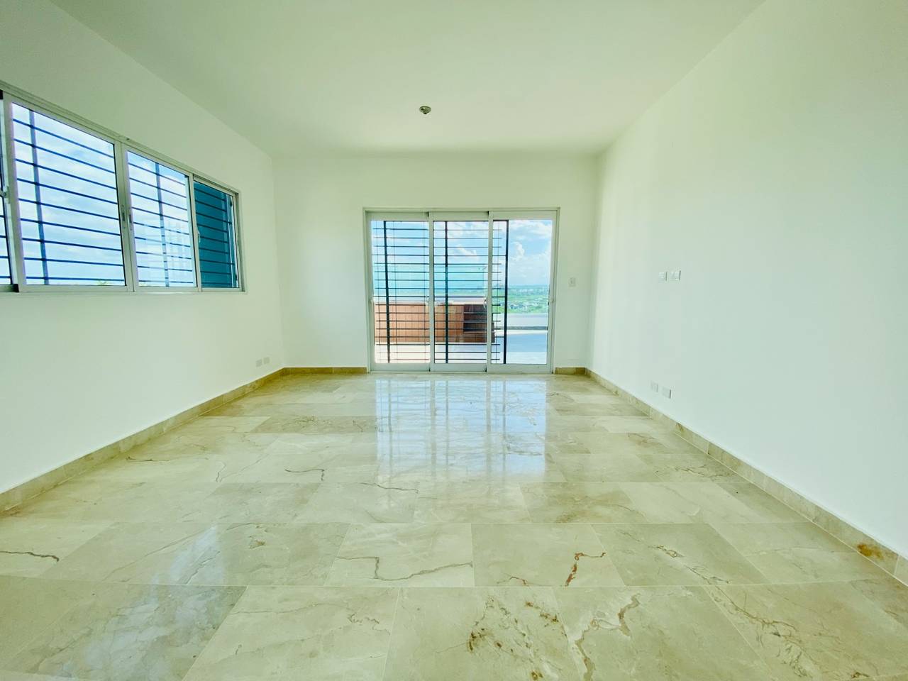 Penthouse de 3 Habitaciones con Terraza Privada y Jacuzzi Instalado de Venta en Los Laureles!