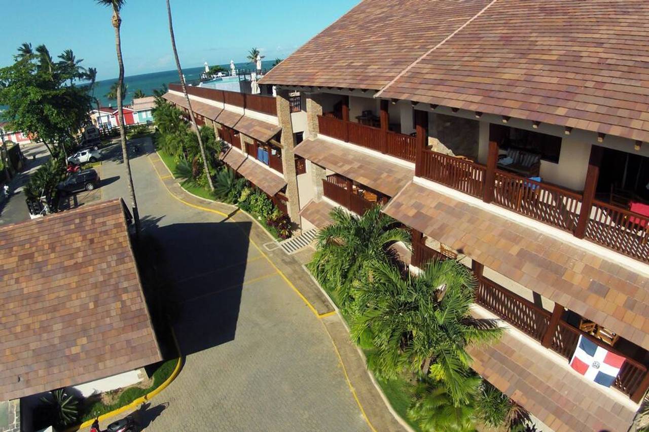 Amplio y Fresco Apartamento de Venta en Condominio con Piscina en Techo frente a Playa Las Ballenas!