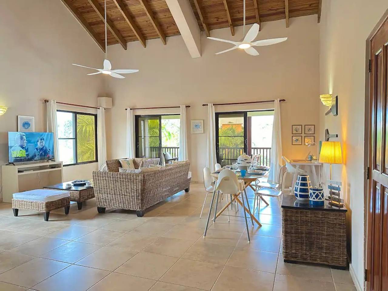 Amplio y Fresco Apartamento de Venta en Condominio con Piscina en Techo frente a Playa Las Ballenas!