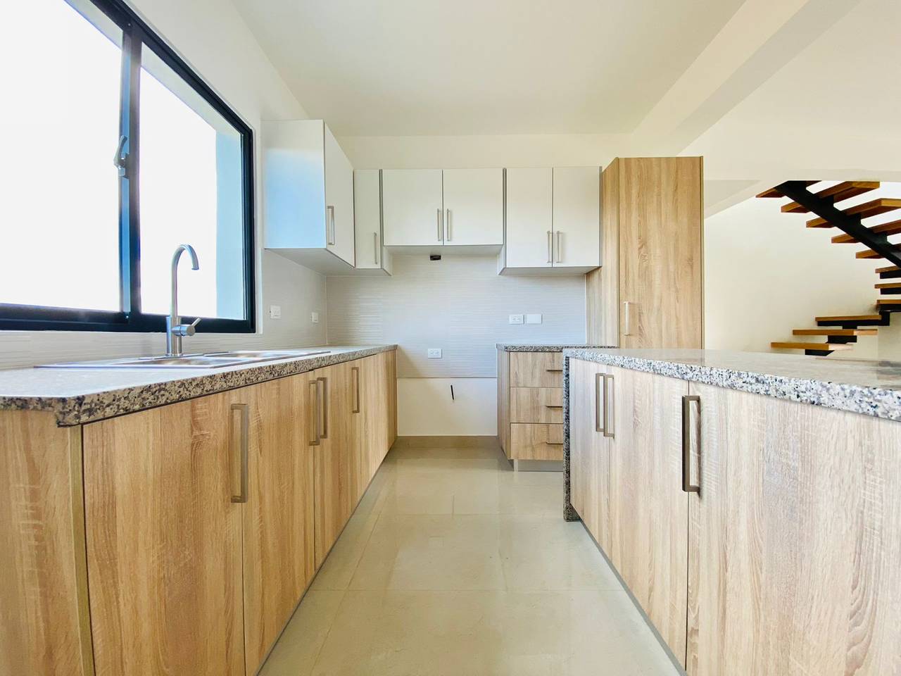 Penthouse con 4 Habitaciones, 2 Parqueos y Terraza Privada de Venta en Villa María!