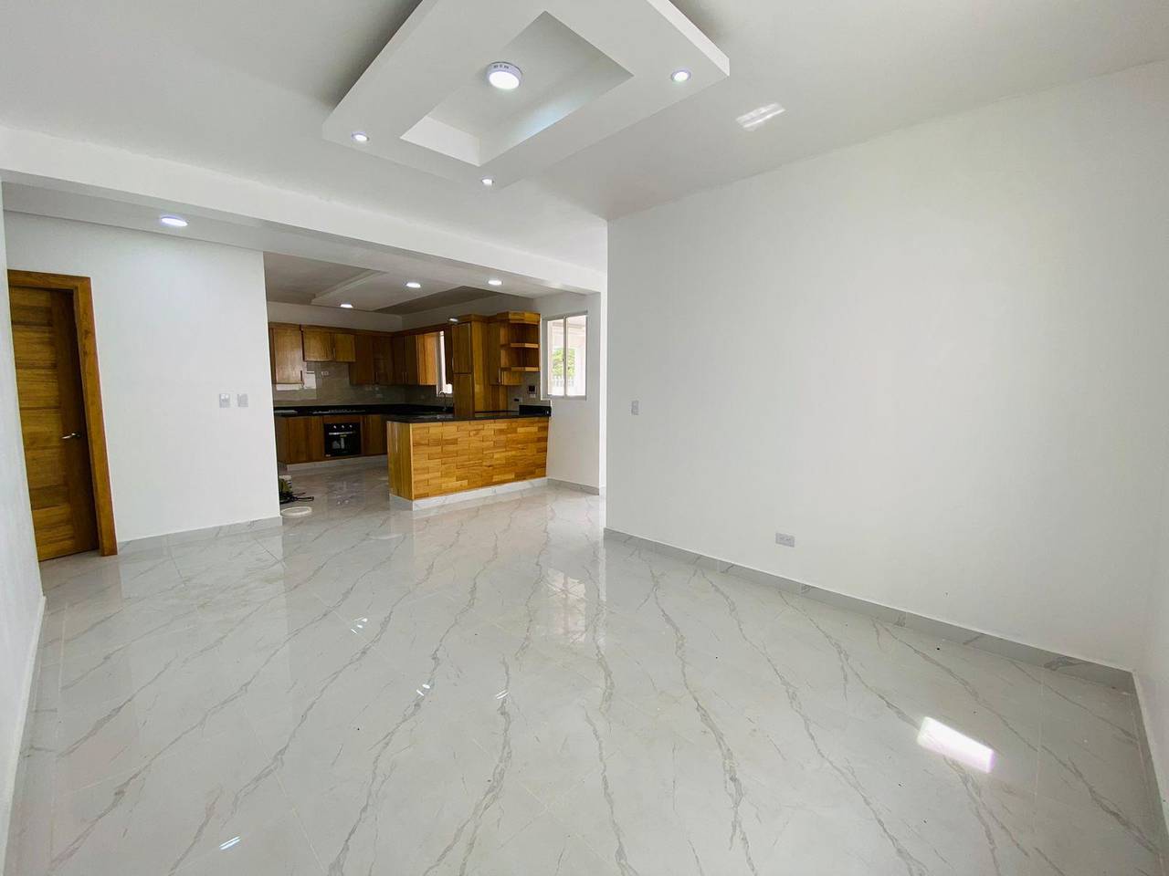 Fantástica Casa con 3 Habitaciones y Patio Trasero de Venta en Residencial Cerrado de los Llanos de Gurabo!