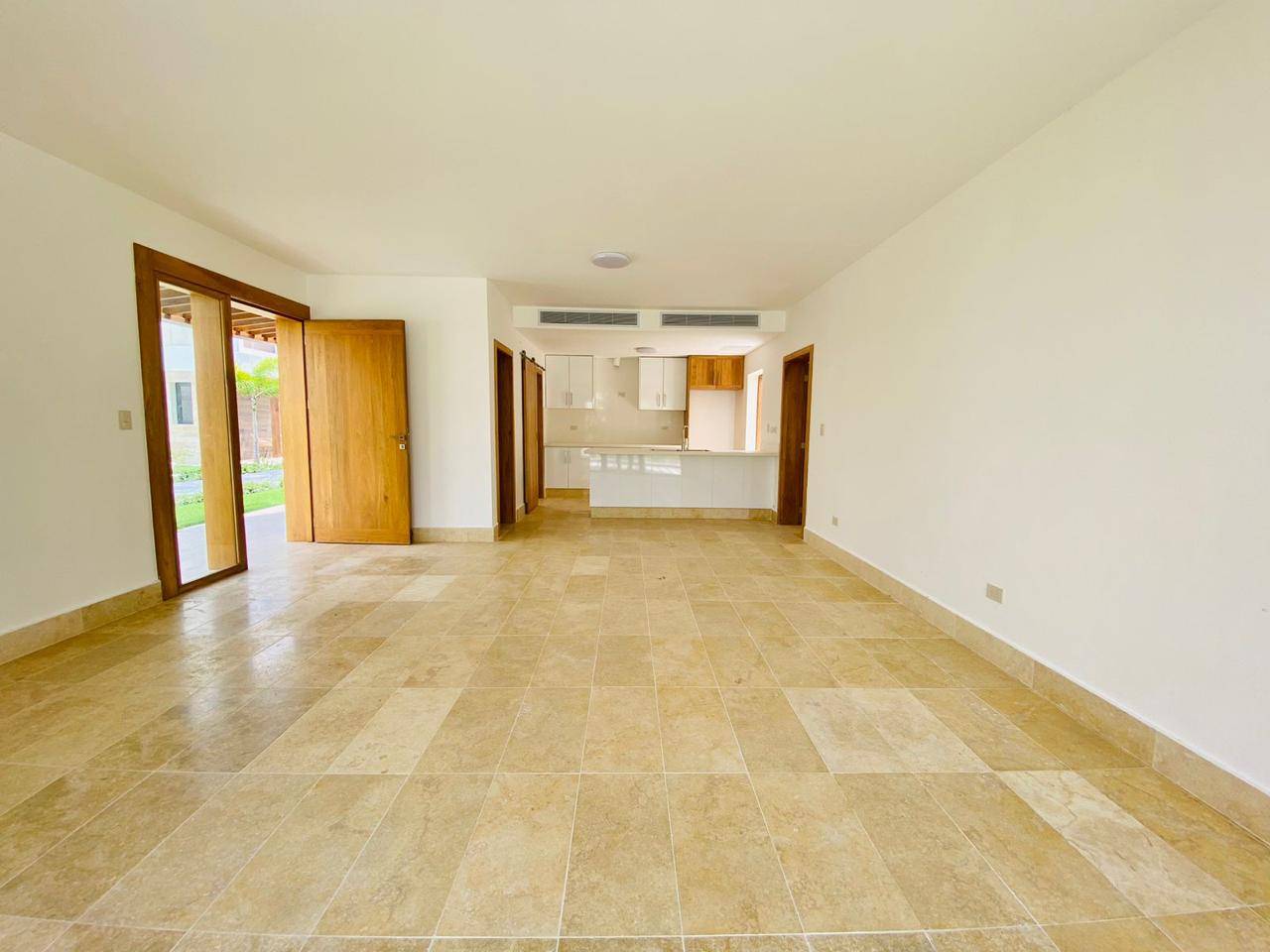 Hermosa Villa de Playa con 2 Habitaciones y Piscina de Venta en Playa Dorada!