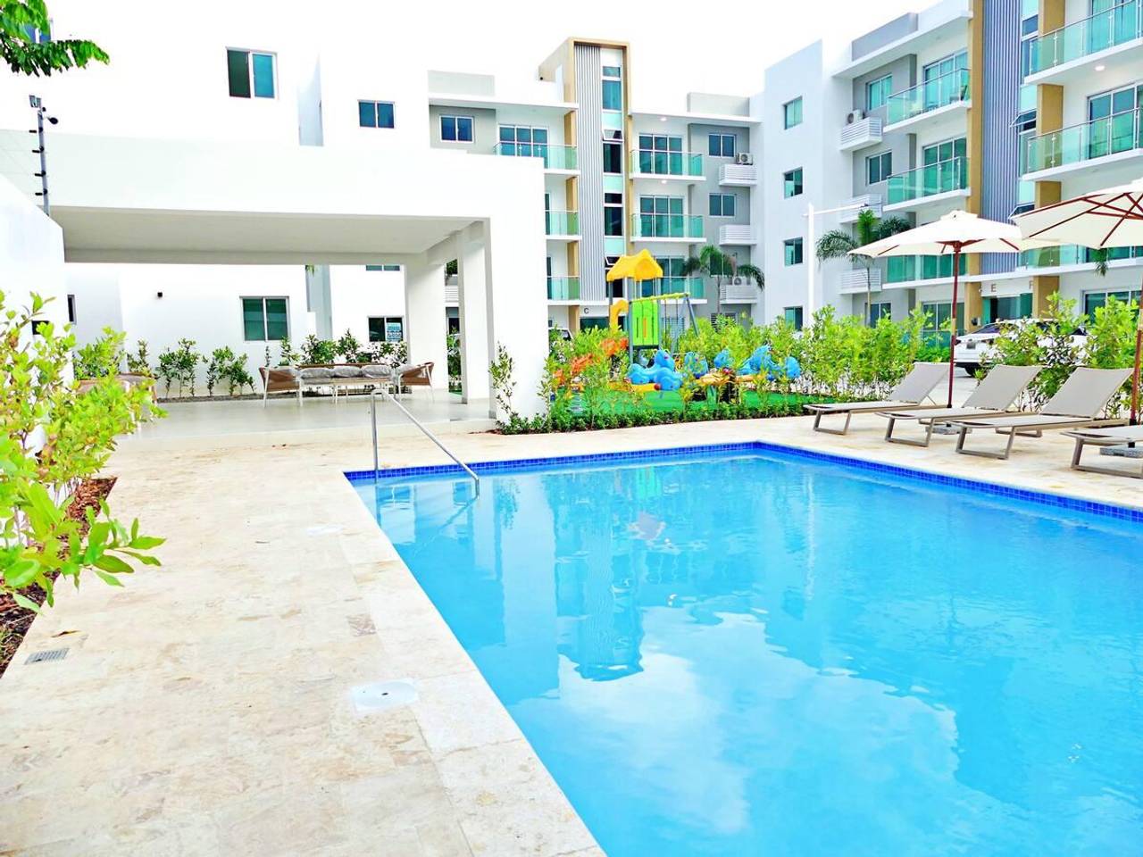 Delicados Apartamentos de 3 Habitaciones y 2 Parqueos de Venta en Proyecto con Piscina y Terraza próximo a Los Laureles!