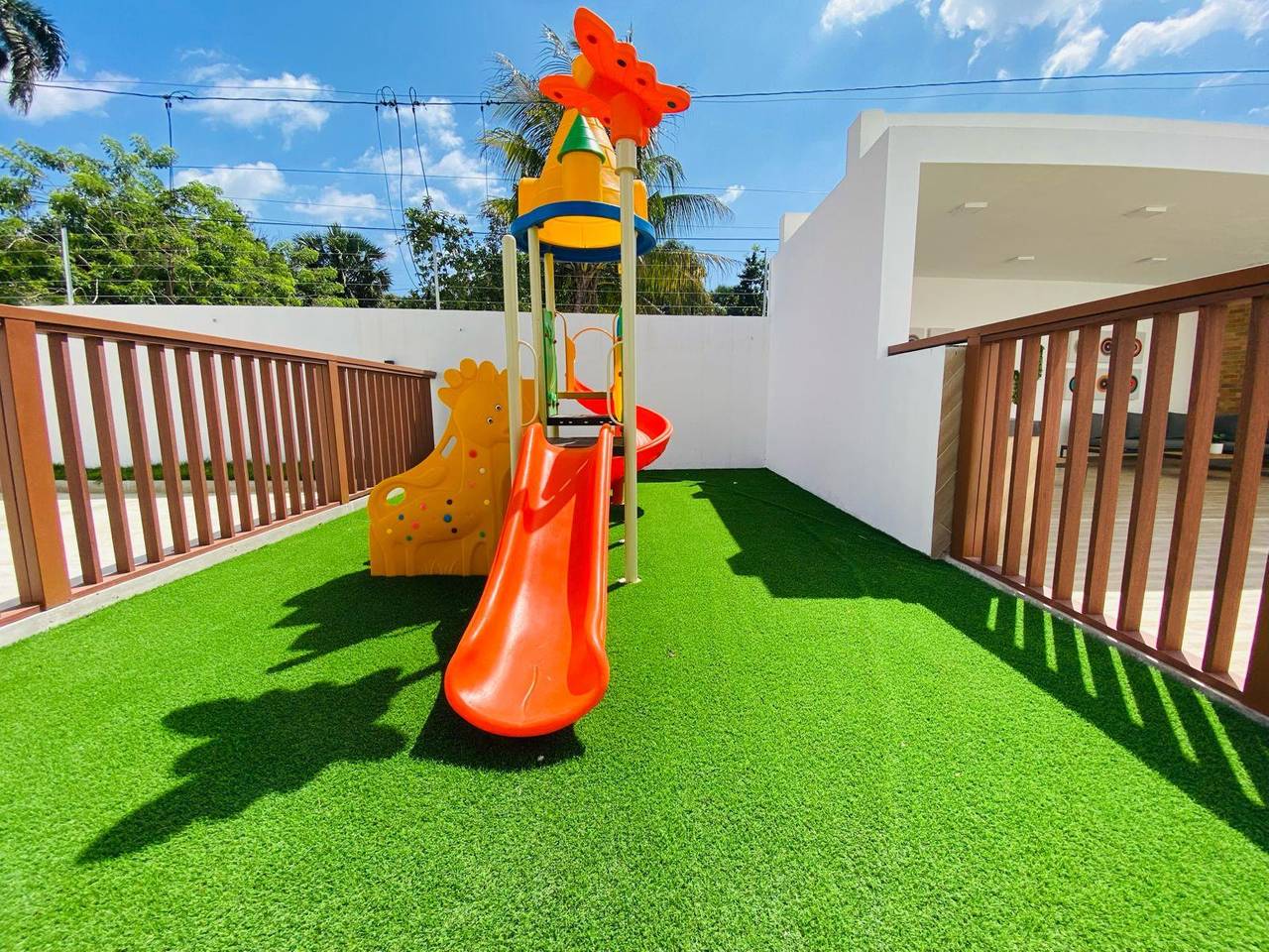 Moderno Apartamento de 3 Habitaciones con Piscina y 2 Parqueos de Venta en la Carretera Don Pedro!