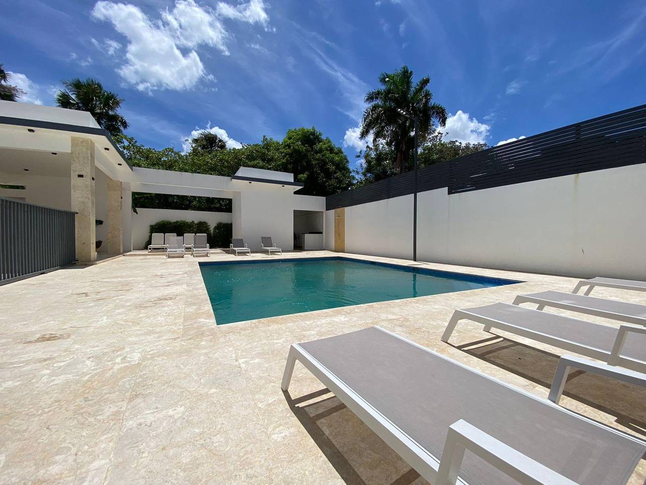 Apartamentos Nuevos y Modernos con 3 Habitaciones, 2 Parqueos y Piscina de Venta en los Llanos de Gurabo!
