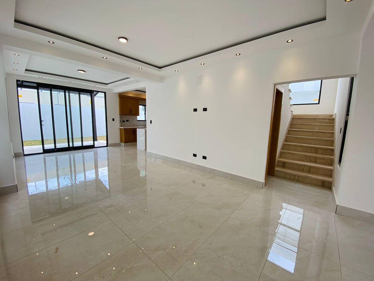 VENDIDA_Nueva y Preciosa Casa de 3 Habitaciones y Patio con Terraza de Venta en Urb. Palmas del Valle!