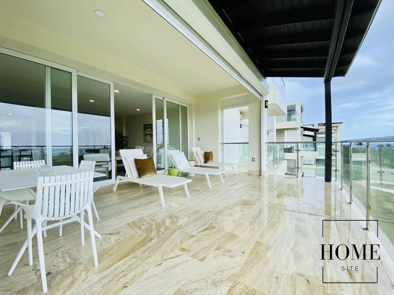Lujoso y Exclusivo Penthouse Frente al Mar con 4 Habitaciones y Terraza Privada de Venta en lo Mejor de Playa Dorada!