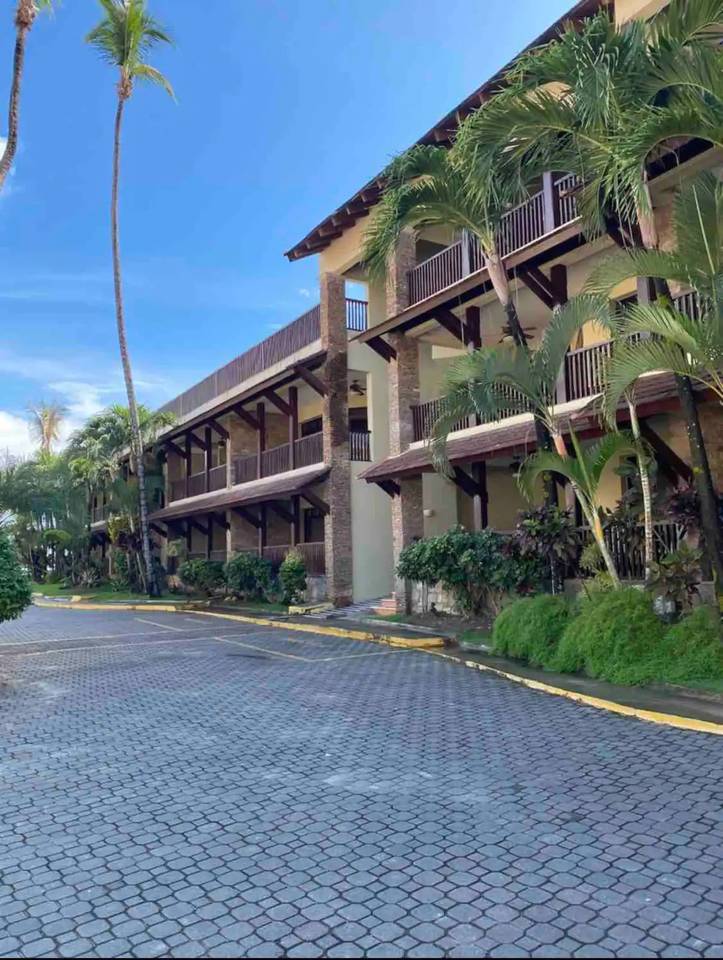 Amplio y Fresco Apartamento de Venta en Condominio con Piscina en Techo frente a Playa Las Ballenas!
