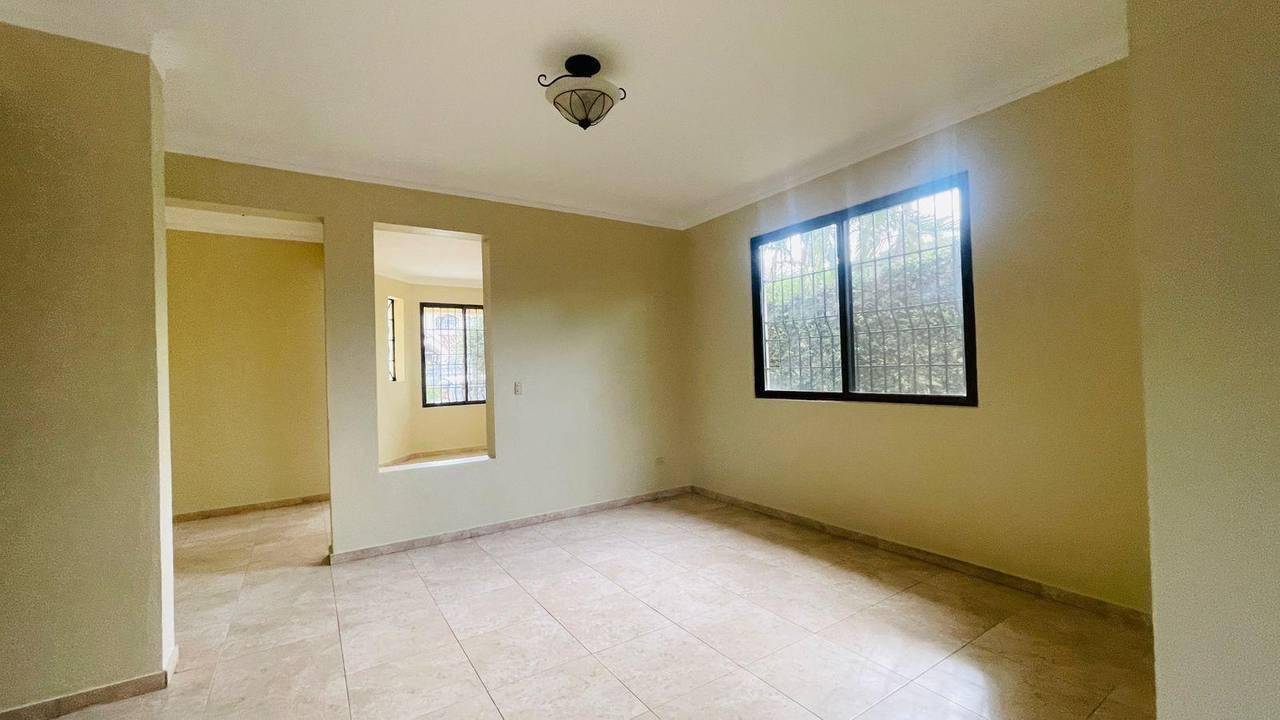 Magnífica Casa Atemporal con 4 Habitaciones + Estudio/Oficina de Venta en la Urbanización Miami, Av. Rafael Vidal!